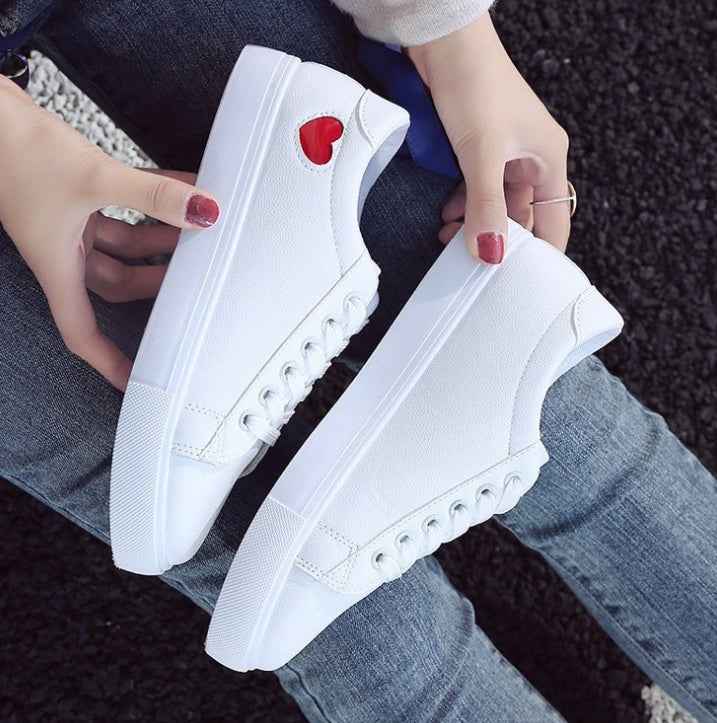 Baskets femme blanches en cuir PU à motif cœur