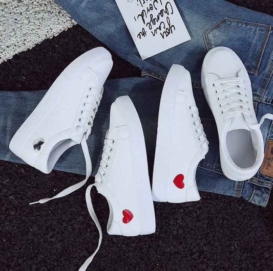 Baskets femme blanches en cuir PU à motif cœur